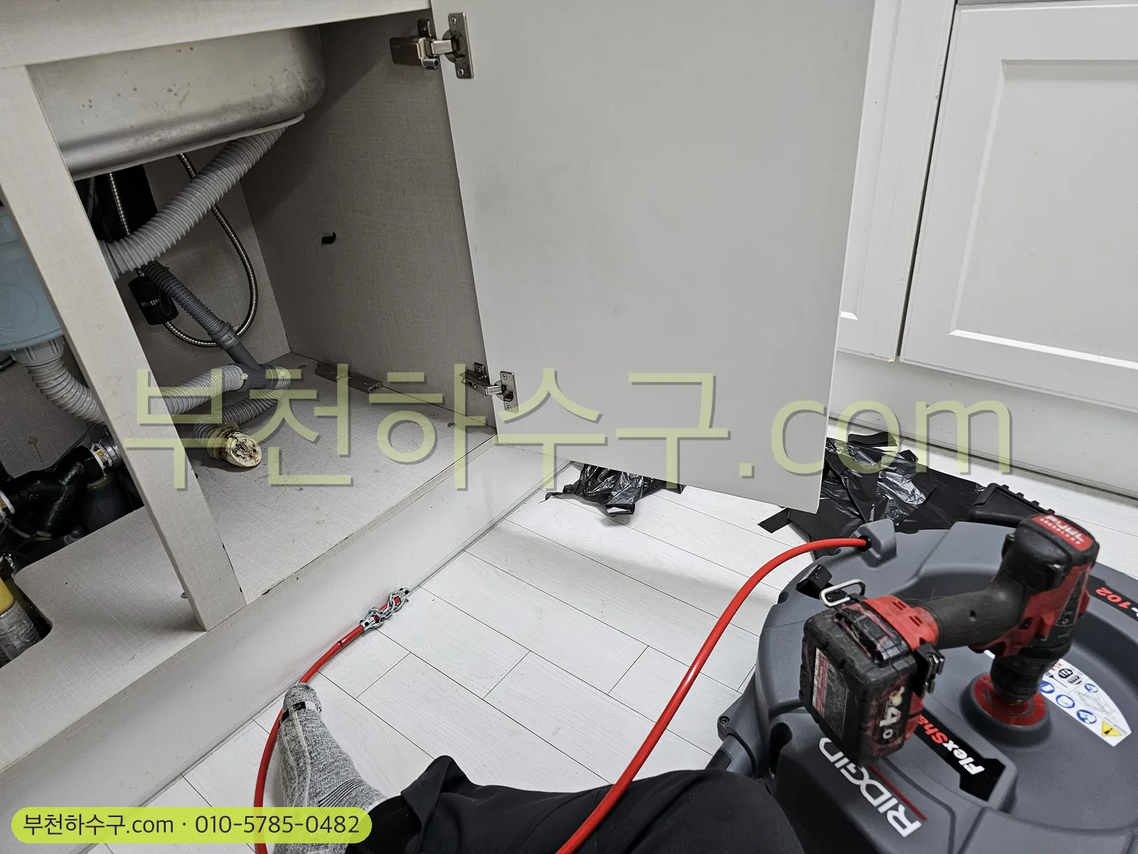 싱크대 · 주방 배관 막힘 — 하부장 안까지 장비를 넣어 관통