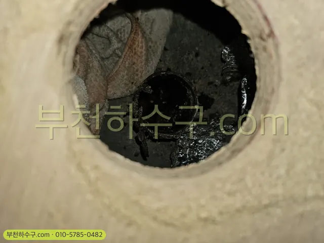 기름 낀 주방 배관