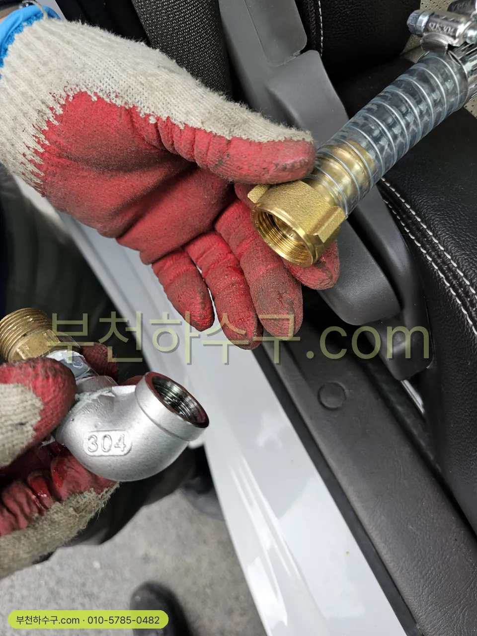 수압이 약해졌을 때, 건물별로 보는 순서 — 수전 연결 부속(플렉시블 호스) — 안이 좁아지면 그 수전만 약해집니다