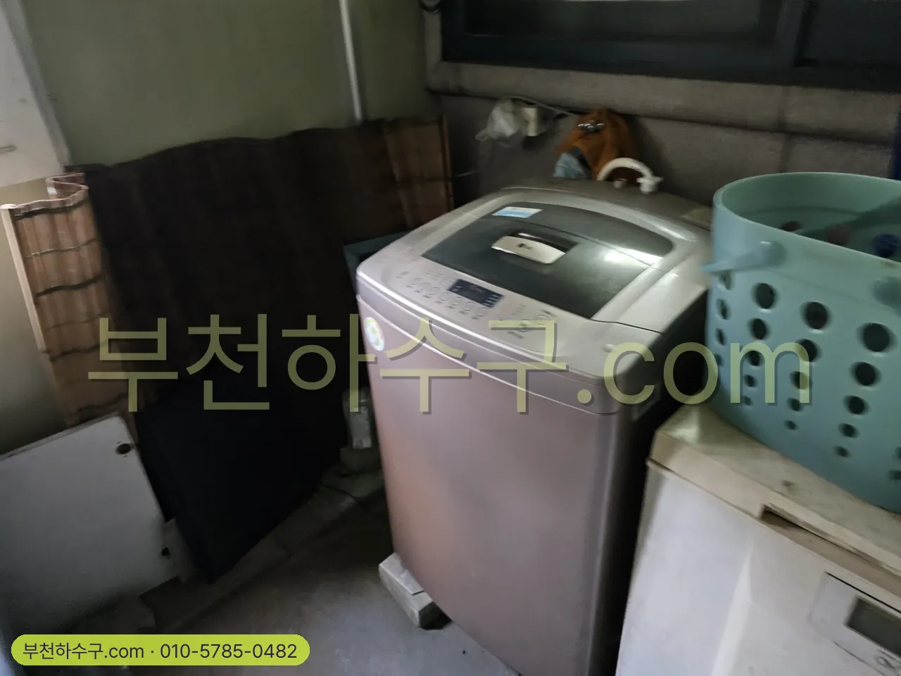 하수구 냄새, 어디서 올라오는지부터 가립니다 — 세탁실 배수 배관 쪽 점검 — 호스가 꽂힌 틈이 냄새 길이 되기도